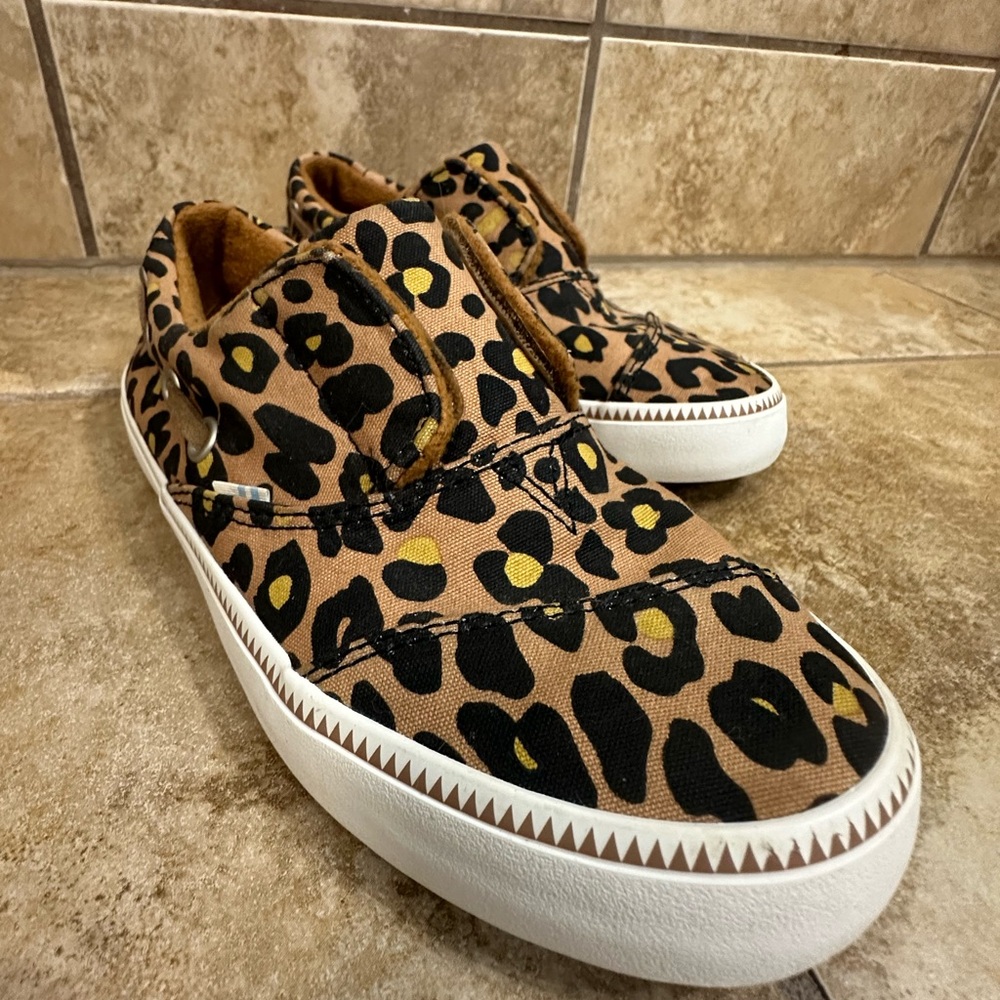 Toms Pasadena Toffee Cheepard Print Slip on Sneakers size Youth 2